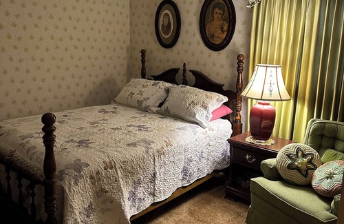 Mount Airy Other | The Farmhouse. Vintage 3-bedroom with WiFi. Mt Airy outskirts. Vineyards nearby.