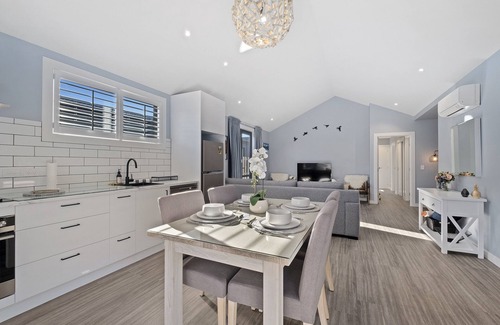 Lake Hayes Cottage | The Feather Lodge - Lake Hayes Estate Holiday Home