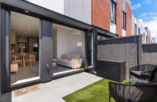 Mount Albert House | The Fern - 5* Townhouse in Mount Albert - With Parking and Office