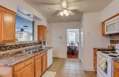 West End House | The Fig Tree House - Covered Parking & Grill