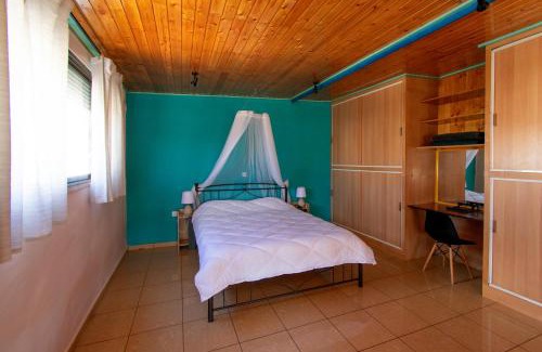 Petralona Apartment | The Filopappou Hive