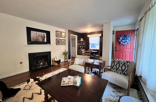 Cazenovia House | The “Finest” Cozy Lake Town Hideaway!
