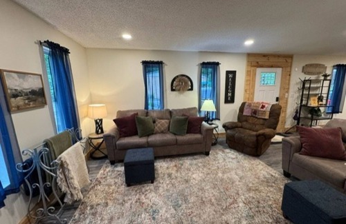 Kyle House | The Fireball is a charming 2-bedroom bungalow in Northfork with WiFi, AC