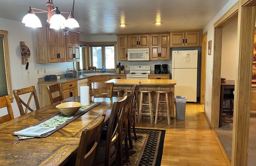 West Yellowstone House | The Firehole Cabin 418, 6 Bedrooms 4 Baths 2 Minutes from Yellowstone