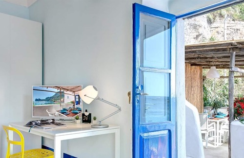 Marina del Cantone Apartment | The Fisherman’s Suite – Steps from the beach