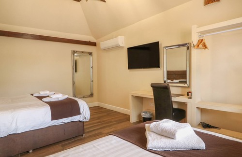 Wisbech House | THE FIVE BELLS INN, character holiday cottage, with hot tub in Upwell
