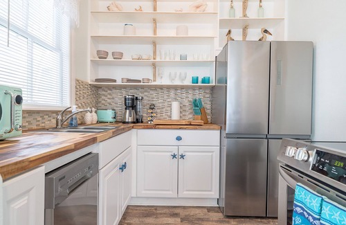 San Jacinto House | The Five Starfish Inn. Cute little beach vacation rental. 1 block to the Seawall