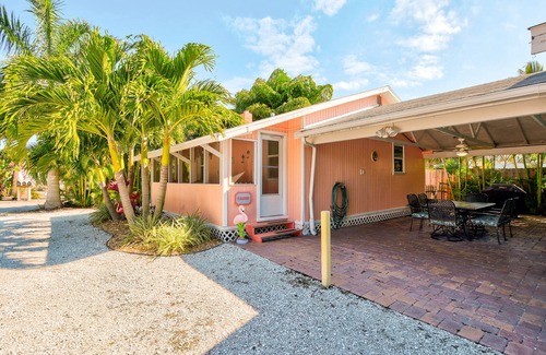 Madeira Beach Cottage | The Flamingo Cottage. Walk To Beach, Shops, Dining & Water Sports