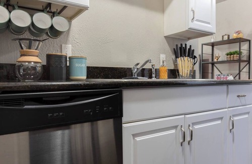 Oakmont Heights Apartment | The Flamingo | Whimsical | Central AUS | Sleeps 5