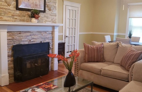 Cranston House | The Flat at Philmont Avenue APT at Eden Park Inn