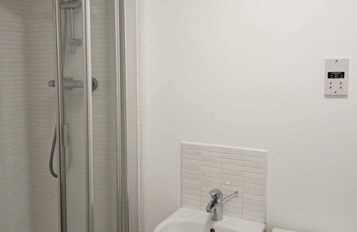 Wolverhampton House | The Flat - few minutes from Wolverhampton train station. Ideal for family of 5