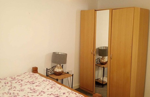 Wolverhampton House | The Flat - few minutes from Wolverhampton train station. Ideal for family of 5