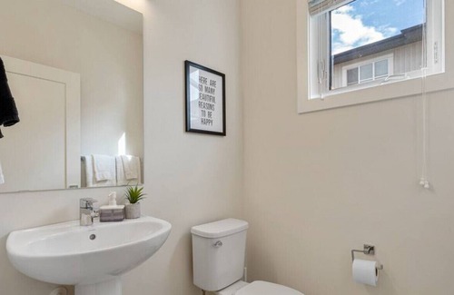 Calgary House | The Flight Lounge✈️ | Luxury townhome close to YYC