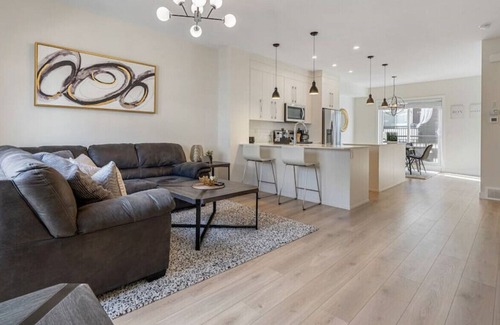 Calgary House | The Flight Lounge✈️ | Luxury townhome close to YYC