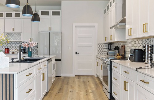 West Dallas Villa | The Floral Home In Dallas With 4 Bedrooms and Hot Tub.
