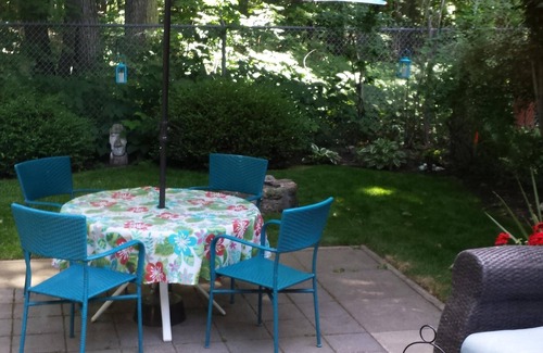 Historic Old Town Cottage | ~the FLYING CLOUD~ Romantic Cottage on the Woods near Lake Ontario!