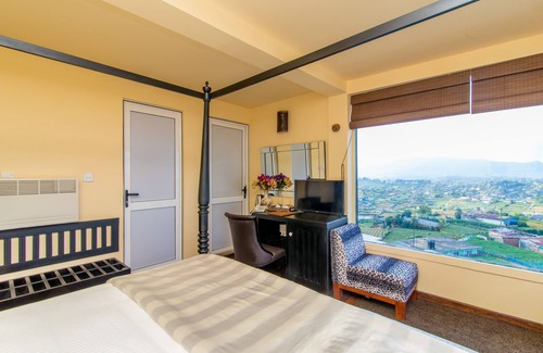 Nuwara Eliya Hotel | The Forest and lake by Schofieldshire