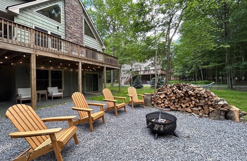 Albrightsville Ski Chalet | The Forest Chalet with hot tub/lake/pool/games