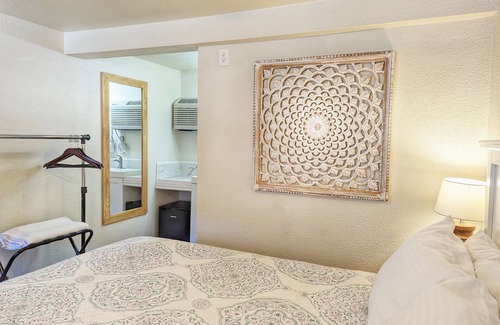 Manitou Springs Hotel | The Fountain Creek Inn of Downtown Manitou Springs [#205]n