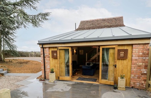 Shobdon Cottage | THE FOUNTAIN HOUSE, family friendly, with hot tub in Hartlebury