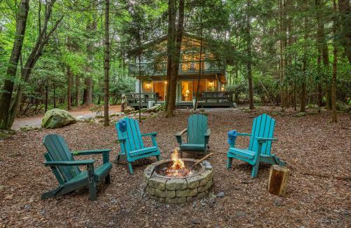 Pocono Pines House | The Four Seasonal by AvantStay Hot Tub Spacious Deck Fire Pit
