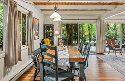 Pocono Pines House | The Four Seasonal by AvantStay Hot Tub Spacious Deck Fire Pit