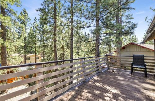 Whispering Forest House | The Fox Den Big Bear ~ Modern Mountain View Retreat w/Hot Tub