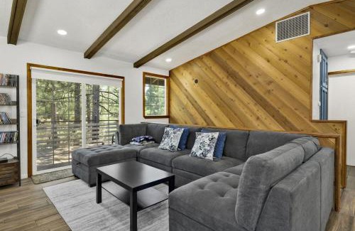 Whispering Forest House | The Fox Den Big Bear ~ Modern Mountain View Retreat w/Hot Tub