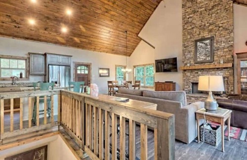 Clarkesville House | The Fox Den Overlook with Hot Tub - Idyllic Lake Burton and N. GA Mtns.