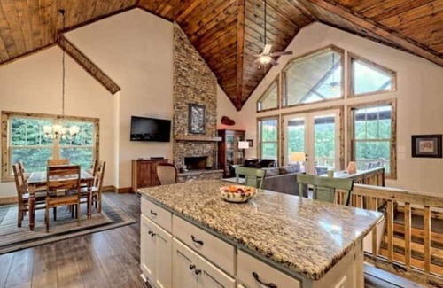 Clarkesville House | The Fox Den Overlook with Hot Tub - Idyllic Lake Burton and N. GA Mtns.