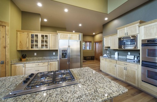 Woodmoor House | The Fox Den | Spectacular Views & Private Hot Tub with Shuttle Access to Town!