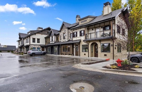 Midway Condo | The Fox Room - Newly Built Downtown Midway Loft