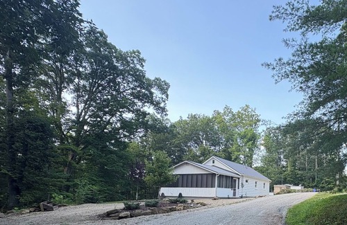 Sharpsburg Cottage | The Fox's Den at Burr Oak Lake