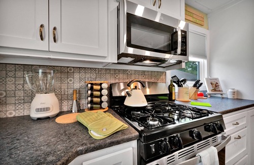 Waco House | "The Fried Green Tomato" Family & Pet Friendly, QR Code Walk Thru, 1 night min.
