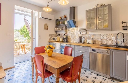 Paris-l'Hopital House | the Gîte des Maranges