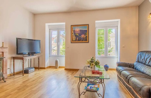 Paris-l'Hopital House | the Gîte des Maranges