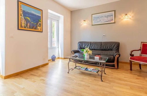 Paris-l'Hopital House | the Gîte des Maranges