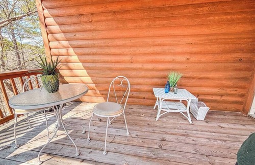Bonnerdale Cabin | The G.O.A.T. Getaway Near Lake Ouachita and Crystals