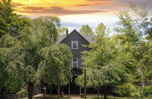 Callicoon House | The Gables: Newly Renovated Farmhouse (Sleeps 17!)