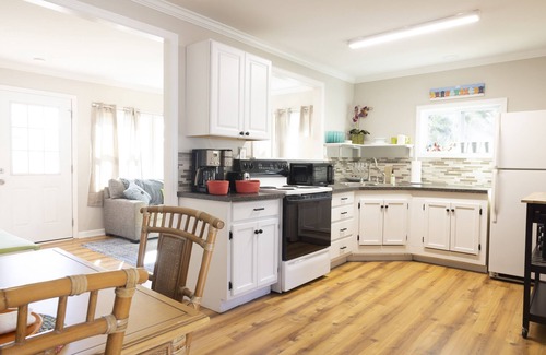 Crescent Beach Cottage | The Gail on Havens Dog Friendly, Walk to Beach, 1Review Mandatoryn