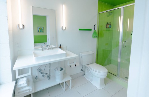East Hill Hotel | The Gallatin Cozy Full 318, 3 miles 2 Broadway