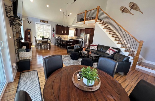 Necedah House | The Game Cabin – 5-Acre Retreat w/Arcades, Pool Table, Fire Pit & Ping Pong