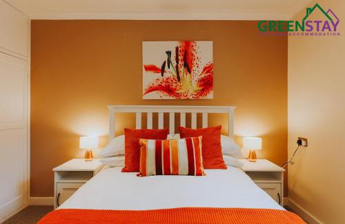 Newquay City Centre Apartment | "The Garden Apartment Newquay" by Greenstay Serviced Accommodation - Beautiful 2 Bed Apartment With Parking & Garden Terrace, Dog Friendly, Close To Beaches, Shops & Restaurants - Perfect For Families, Couples, Small Groups & Business Travellers