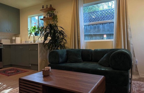Clarkdale House | The Garden Escape – Charming Home with Parking & Garden