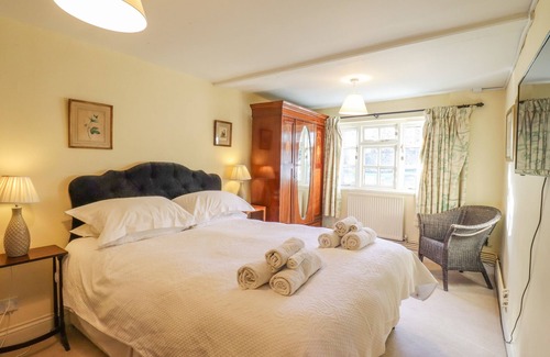 Hadleigh Apartment | THE GARDEN FLAT AT HOLBECKS HOUSE, pet friendly in Hadleigh