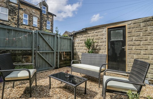 Harrogate Cottage | THE GARDEN FLAT, family friendly, with a garden in Harrogate