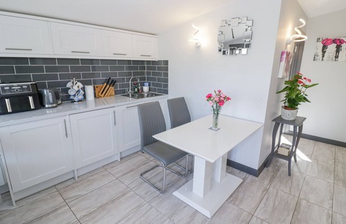 Long Marston Cottage | THE GARDEN HOUSE, pet friendly, with a garden in Lower Quinton