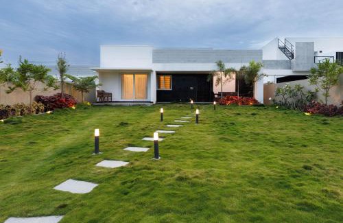Hosur Apartment | The Garden Retreat by StayJade- Pool- 2BHK- Lawn