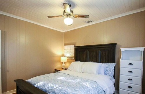 Richmond Hill Cottage | The Gas Lantern-Quiet and Convenient *Pets*
