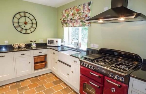 Oakamoor Cottage | THE GATE HOUSE, pet friendly, with a garden in Oakamoor